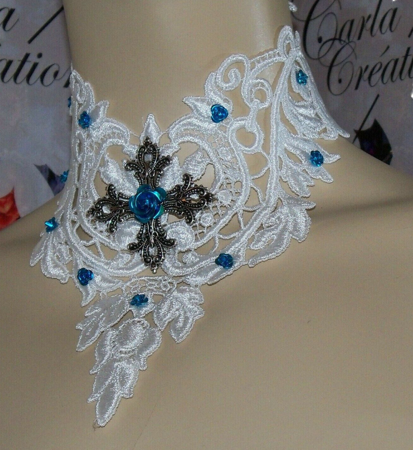 Dentelle de Venise et croix finement ciselée pour collier gothique