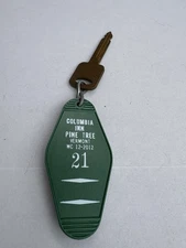 VINTAGE🇺🇸”COLUMBIA INN”MOTEL/HOTEL/KEY FOB/PINE TREE VT.VACATION FUN👀LQQK👀