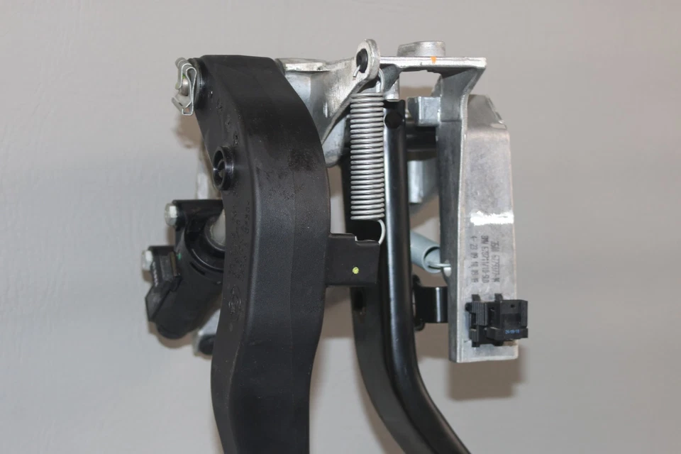 BMW E90 E92 E93 328 335 Manual Transmission Brake Pedal & Clutch Assembly OEM - Image 2 of 4