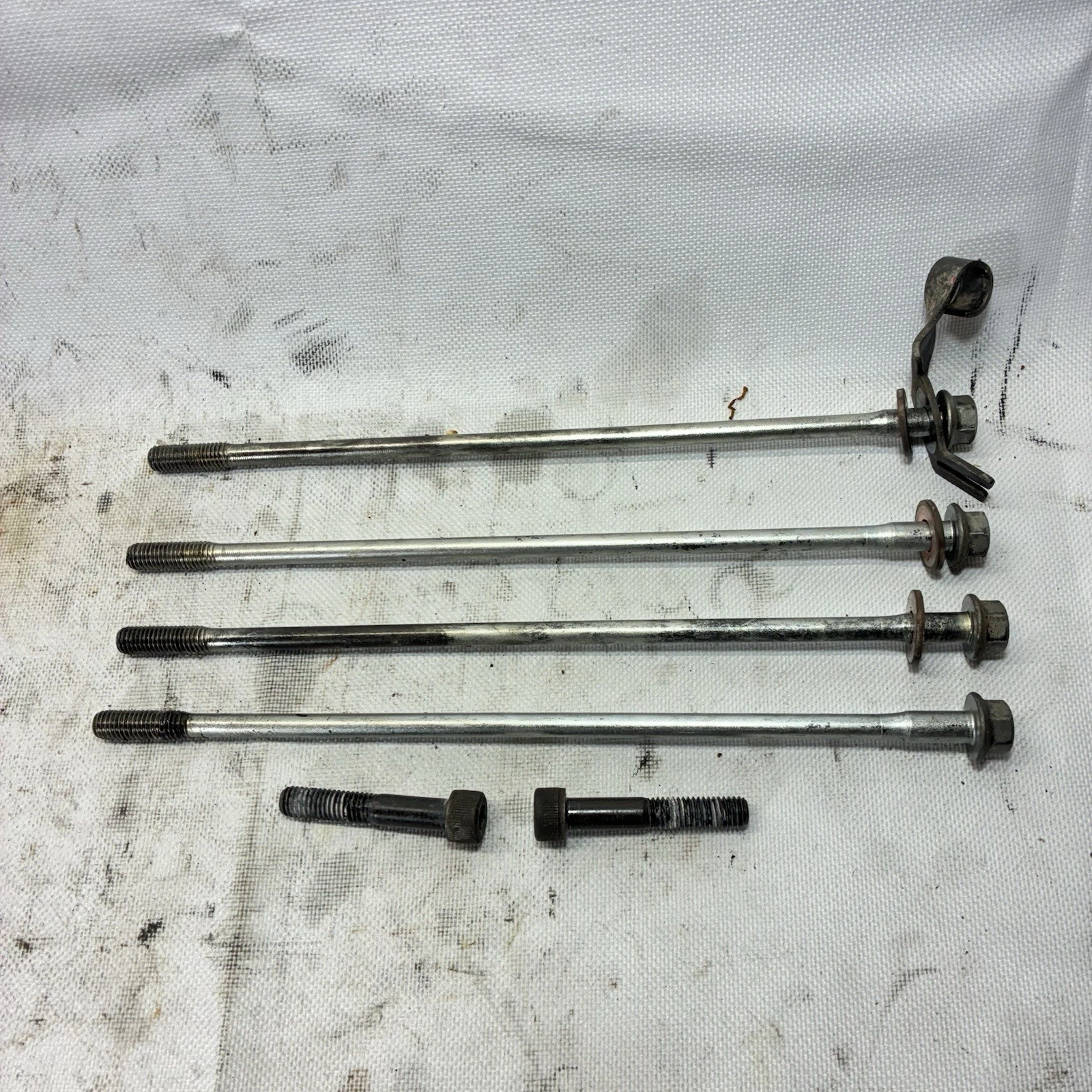 1986 YAMAHA BW 200 Cylinder Head Bolts bw200 bw200e big wheel oem original