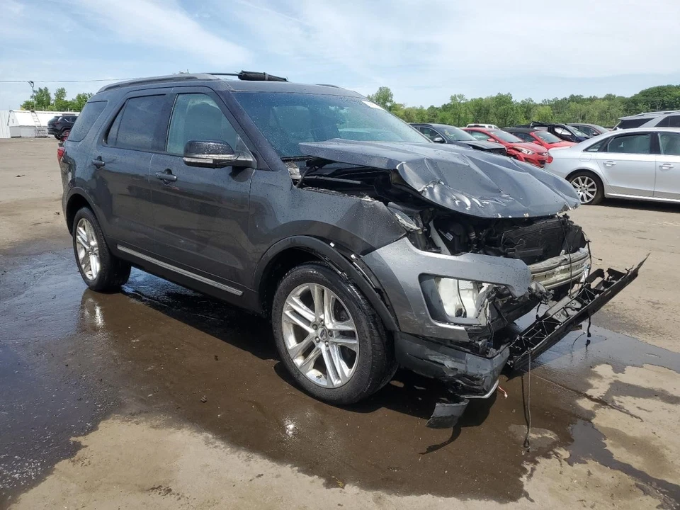 Used Rear Right Door Assembly Rear Side fits: 2016 Ford Explorer electric privac - Imagem 2 de 4