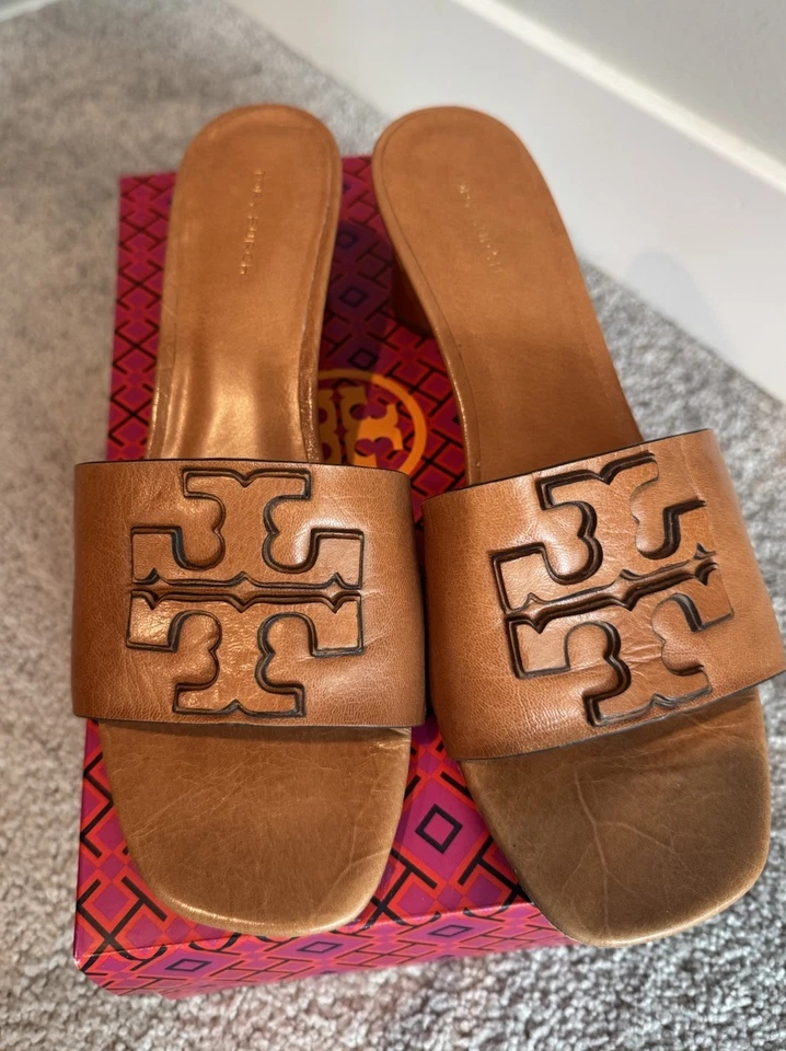 Sandálias Tory Burch tamanho 9 pilha dupla logotipo mula - couro de cabra - Imagem 3 de 4