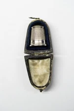 SILVER 1930 BOXED No8 THIMBLE WITH HARD STONE CENTRE MAKER JAMES SWAN & SON