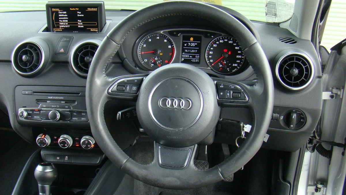 AUDI A1 STEERING WHEEL 8X 12 10 17