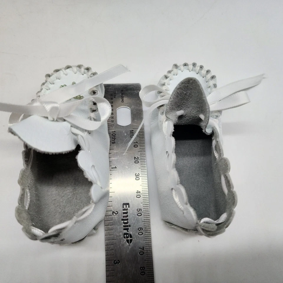 Mocasines de cuero blanco para bebé con diseño de cuentas y corbata de cinta 2-1/2" Foto 4 de 4