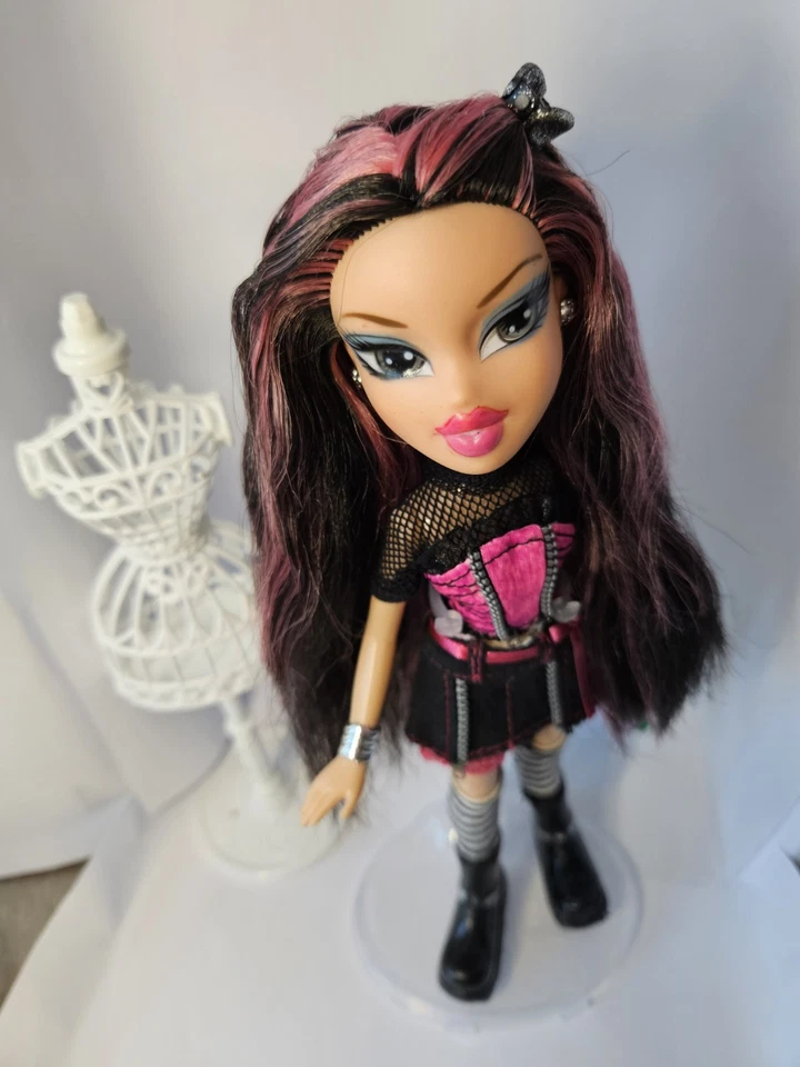 Muñeca, muñeca BRATZ, pelo negro y rosa, ojos grises, en camisa/falda rosa/negro 10 pulgadas Foto 4 de 4