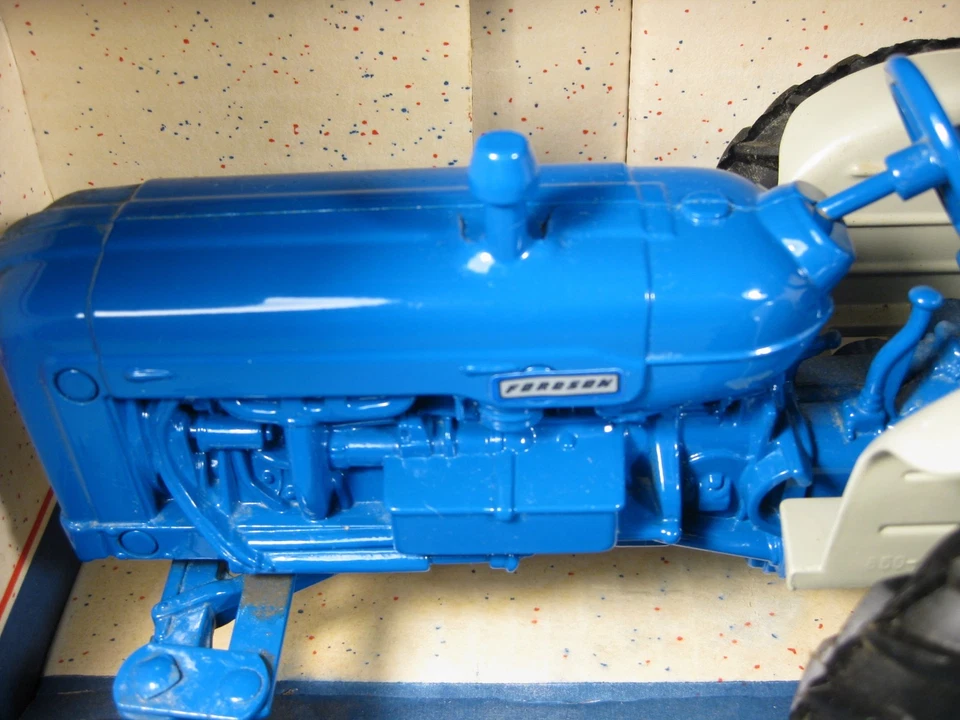 Fordson Super Major tractor ERTL 1/16 nice box diecast farm toy Z - Image 4 of 4