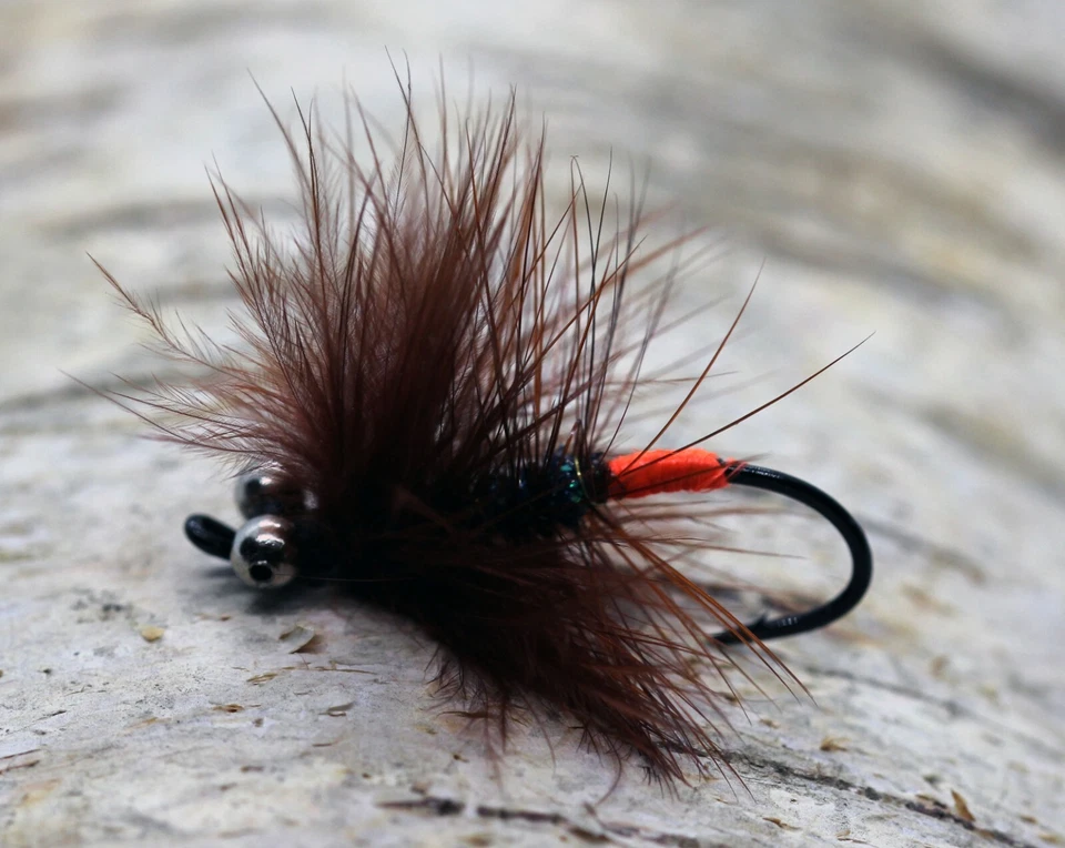 Meerforellenfliege "Braun mit Kugelaugen" handgebunden Gr. 6 auf Kamasan B180
