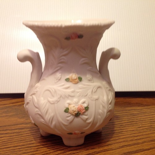Vase / Urn style clay with white gloss inside, matte flower outside, footed - Foto 3 di 5
