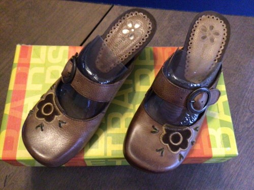 NUEVO CON ETIQUETAS TRAMPAS DESNUDAS Gema Cuero Marrón Sin Cordones MULE Tacón de Cuña Talla 6M - Imagen 1 de 6