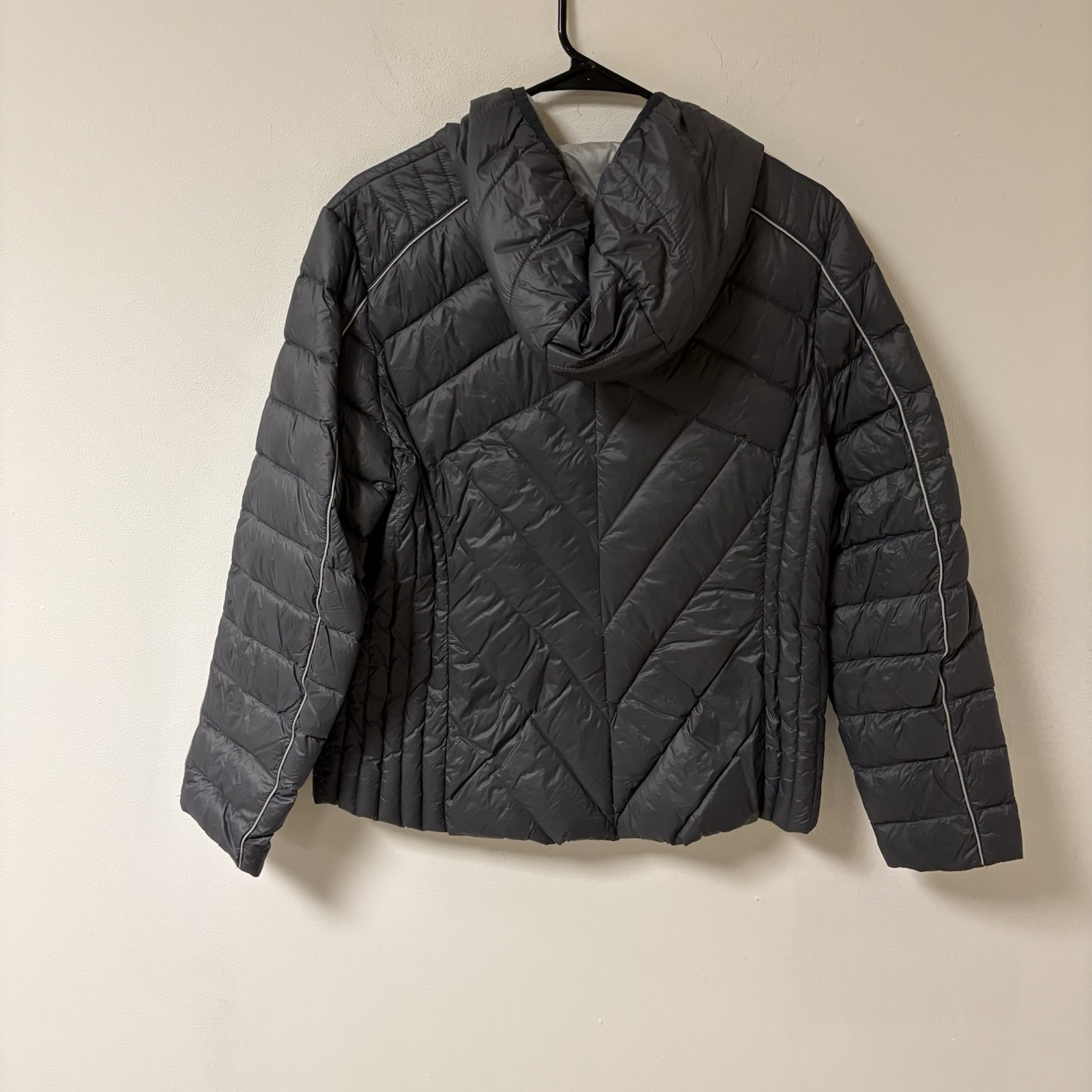 BCBG Generation Ultra Lightweight Gray White Pipp… - image 4