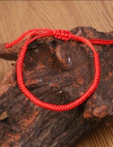 rotes armband. Kaufen Sie 2, erhalten Sie 1 Stück gratis (3 Stück in einer Pa