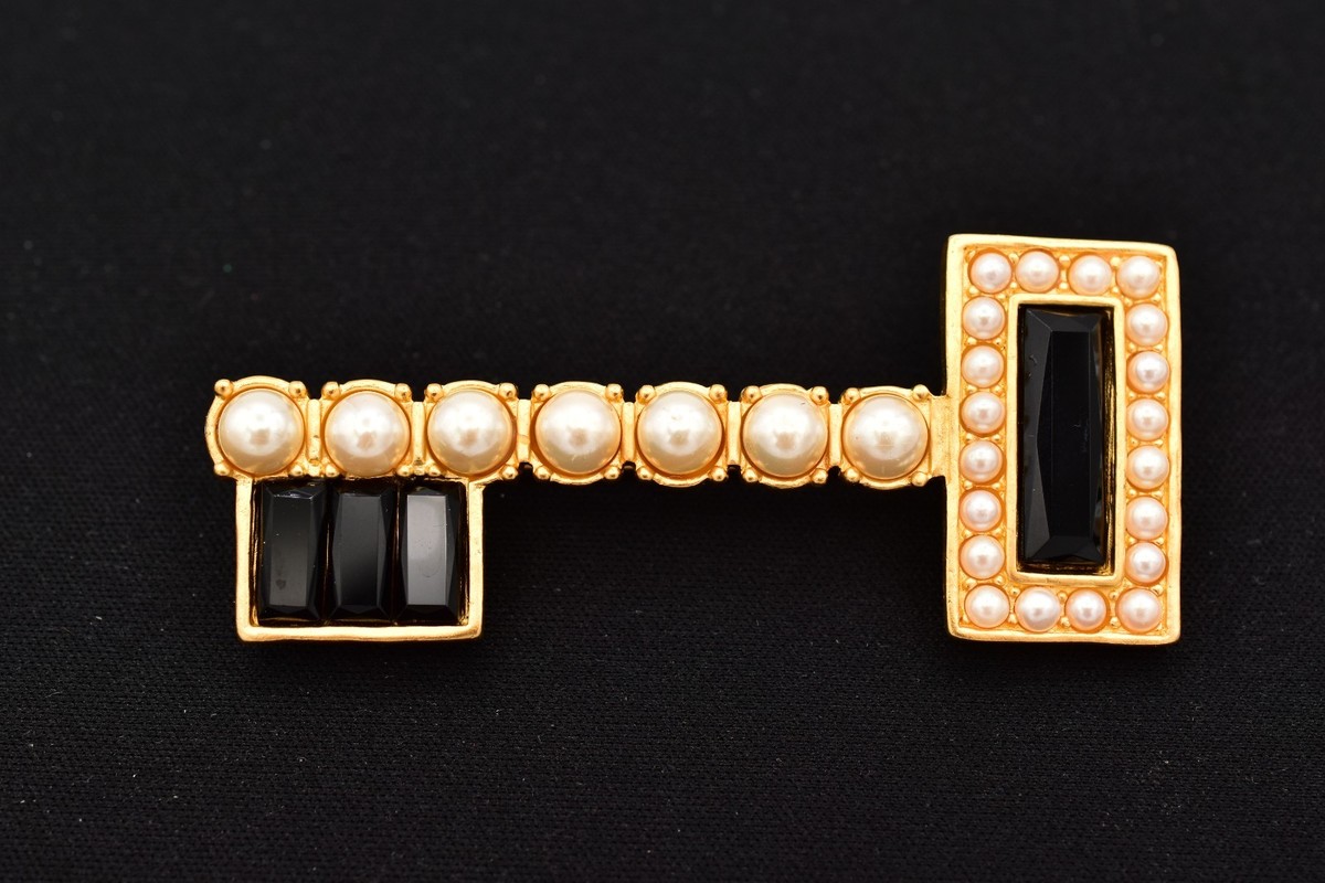 Karl Lagerfeld Vintage Key Brooch Pearl Black Crystal Gold Runway Karl Lagerfeld Vintage Key Brooch Pearl Black Crystal Gold Runway