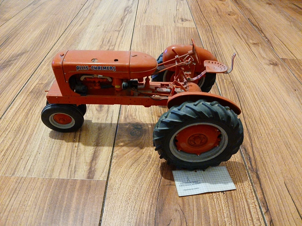 Franklin mint scale model of an Allis-Chalmers WC Tractor XMAS 1:12 SCALE - image 3 of 4