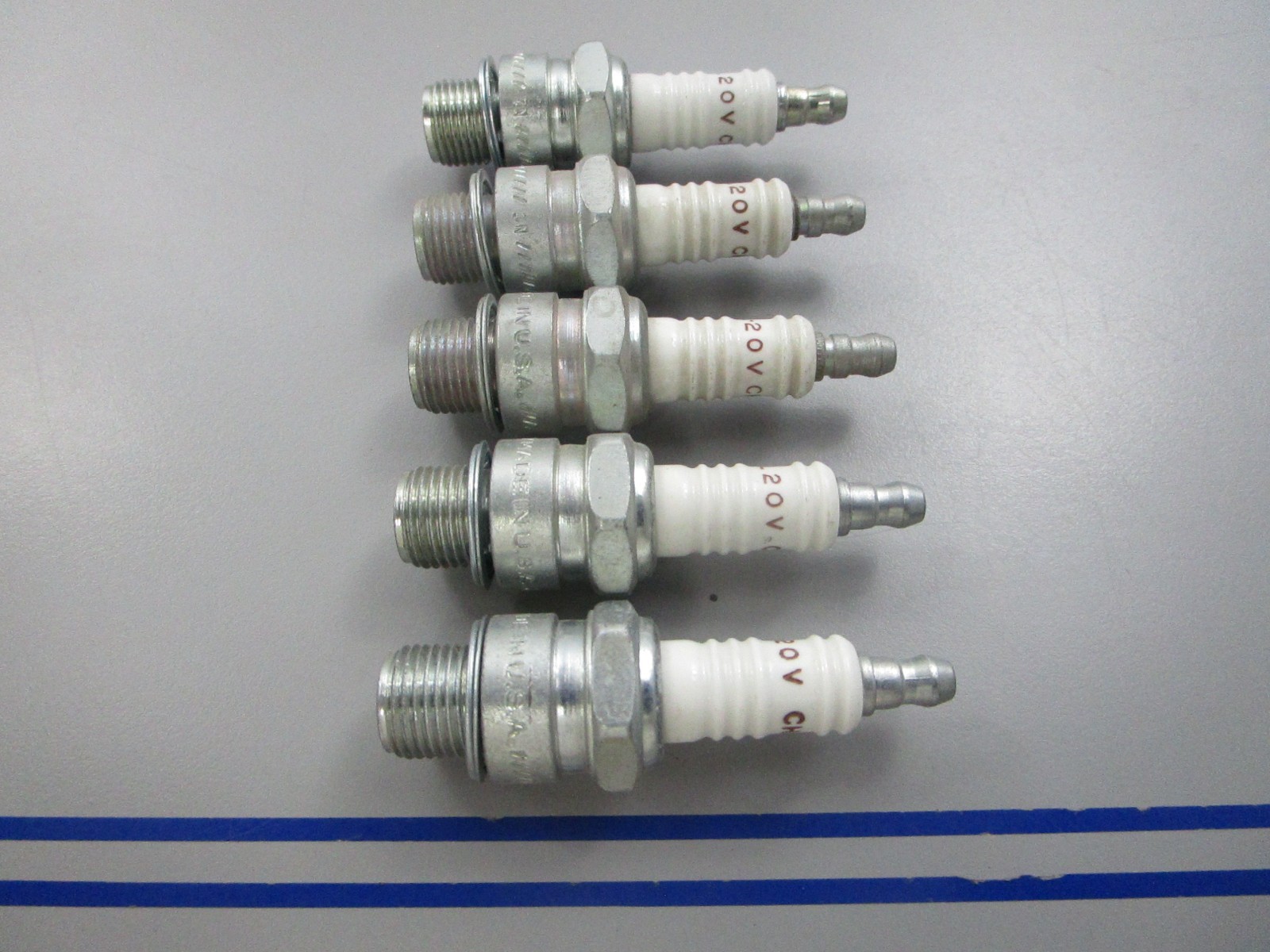 NEW LOT OF 5 L20V Champion Spark Plug 0810