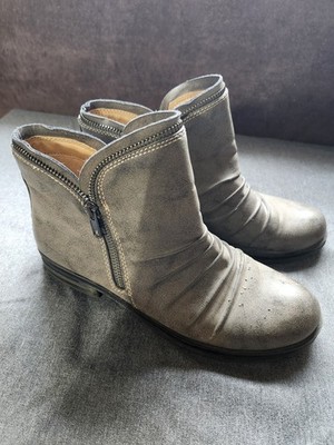 Natural Soul Faux Leather  Brisha Women's Ankle Boots.  Distressed Look.Size 8M