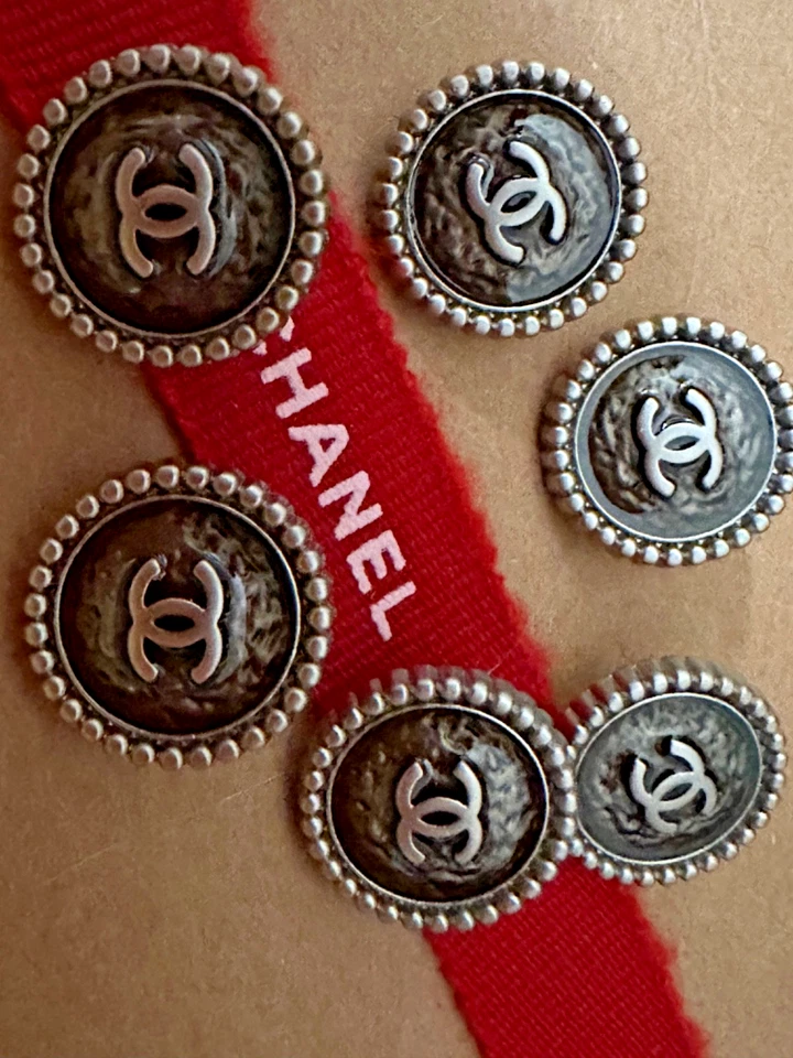 5 CHANEL Buttons Dark Silver / Gun- Metal toned solid metal 18mm 5pcs RARE - Image 2 of 4