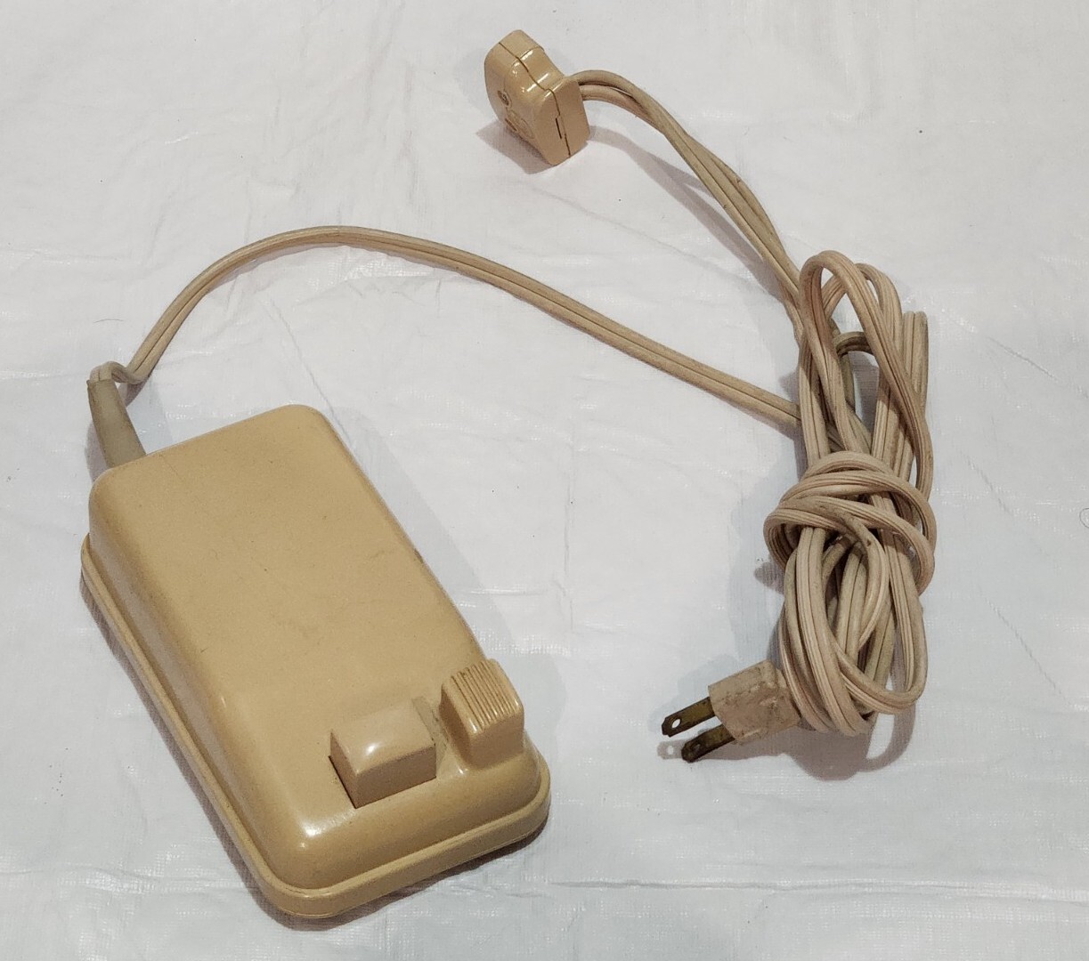 Vintage 1961 Singer Featherweight 221J Tan Sewing Machine With Case