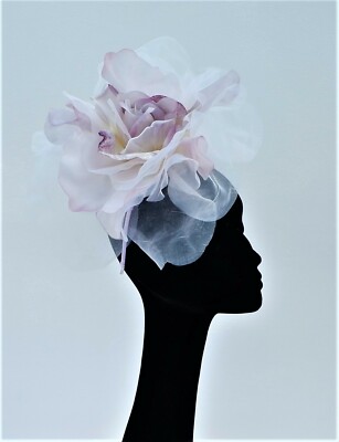 GROß 12'' DURCHMESSER SEIDENBLUME FASCINATOR ZWEIFARBIG FLIEDER & ELFENBEIN HOCHZEIT ASCOT