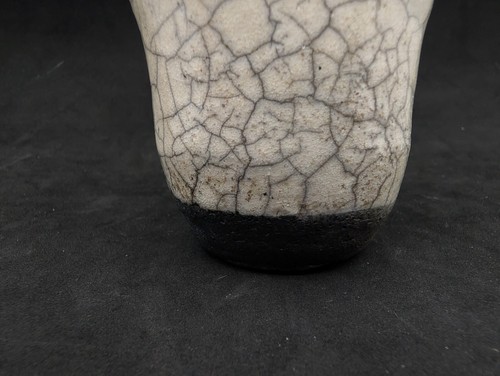 Vaso Raku bianco crepitante arte ceramica svasato ondulato collo irregolare firmato Muri ? 84 - Foto 16 di 22