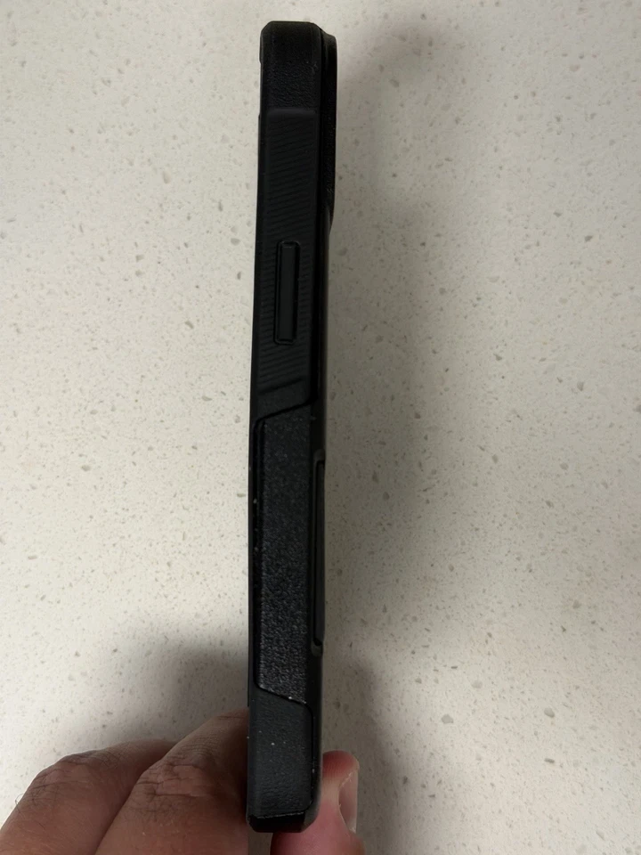 Funda de cercanías OTTERBOX iPhone 13 Drop+ negra Foto 4 de 4