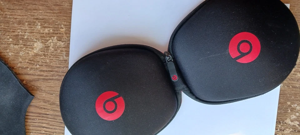 Genuine Monster Beats By Dre Case for Studio Solo Headphones Apple, Black & Red. Foto 3 de 4