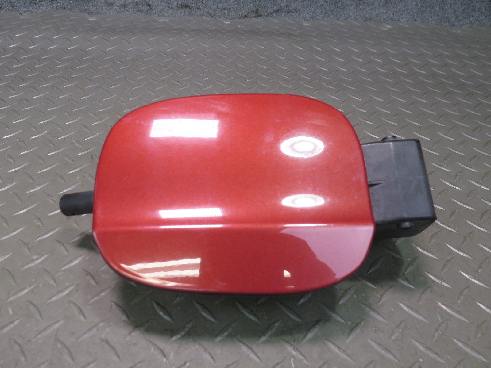 2006-2012 BENTLEY FLYING SPUR FUEL TANK FILLER DOOR HOUSING LID COVER RED