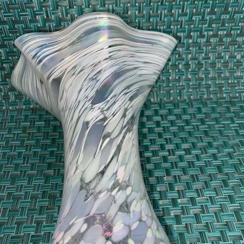GLASS EYE STUDIO hand blown IRIDESCENT WHITE RUFFLE VASE (MINT) - Picture 8 of 9