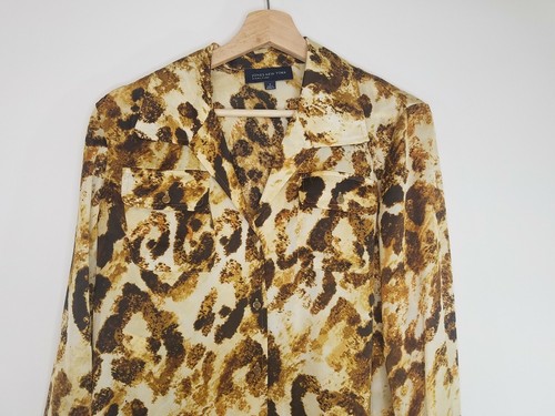 Blusa Jones New York Signature para mujer beige estampado animal abotonada talla mediana - Imagen 2 de 8
