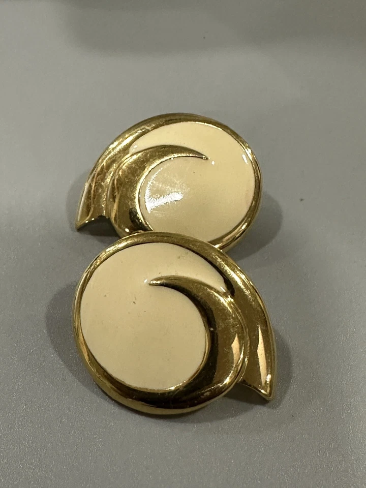 Pendientes Monet Vintage Esmalte Crema Tono Dorado Remolino Clip On Foto 3 de 4