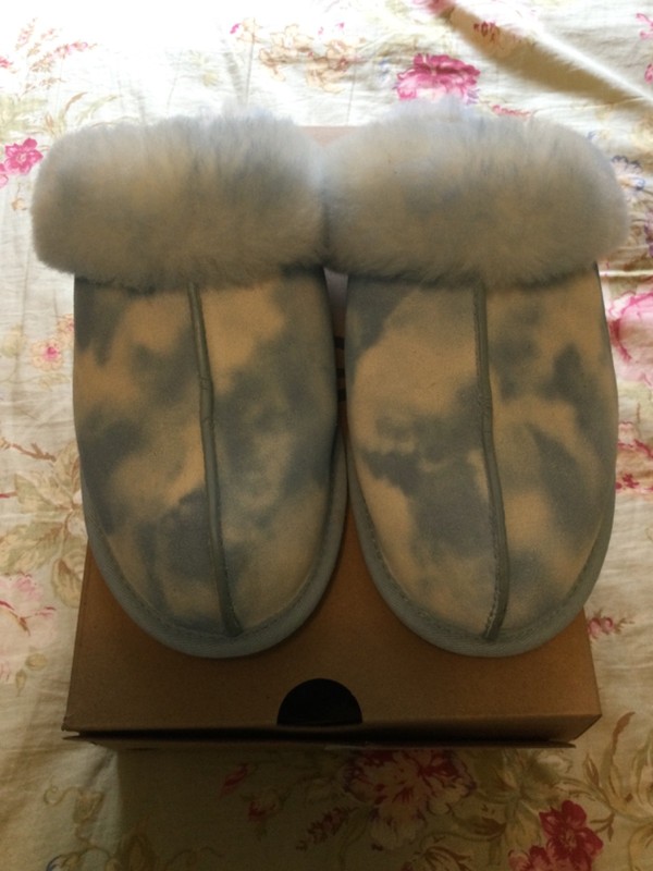 Ugg Scuffette II Watercolors-EUC-Worn 2 times in house.  Sky blue with clouds.