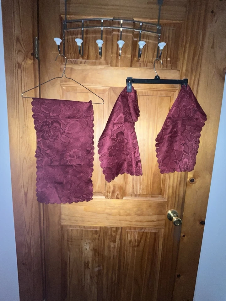 "Corredor de mesa de encaje diseño de pergamino y medallón rojo 49"" x 9""" Foto 2 de 2