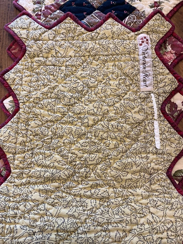 Corredor de mesa acolchado floral con 8 manteles individuales de Victorian Heart. Foto 3 de 4