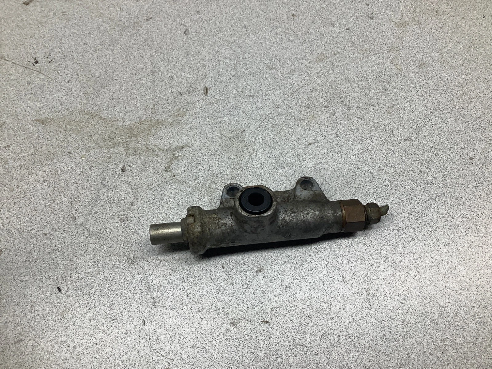 2002 02 POLARIS SCRAMBLER 400 4X4 OEM REAR BRAKE MASTER CYLINDER