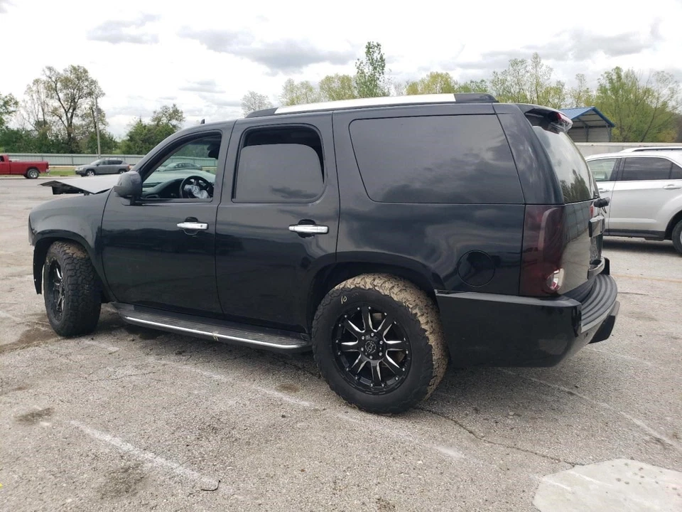 2008-2013 GMC YUKON DENALI Fuel Filler Door Black 15940678 08-13   - Imagem 3 de 4