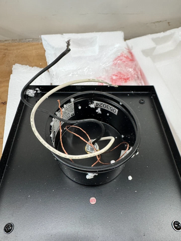 Millennium Lighting 4124-PBK Bowton luz de poste externa, revestimento em pó preto *USADO* - Imagem 3 de 4