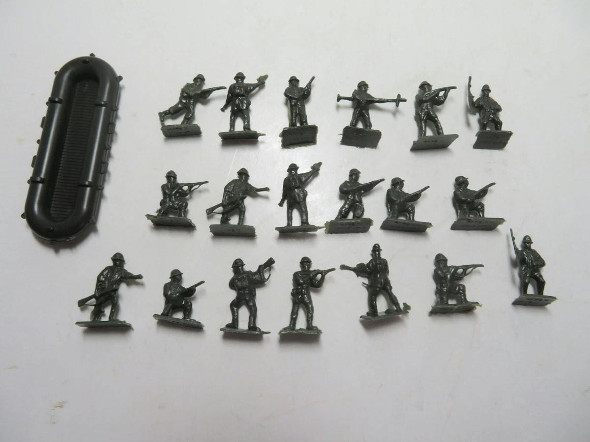 Lot of Vintage Plastic Toy Tiny Miniature Green Soldier Figures
