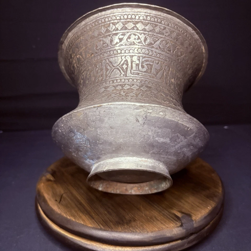 Buque de cobre martillado a mano caligrafía islámica estañado era Qajar finales de 1800 Foto 4 de 4