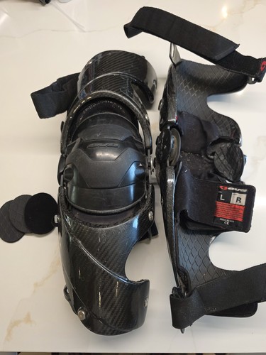 EVS Web Carbon Knee Brace
