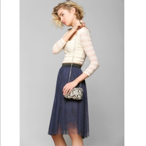 Kimchi Blu Gem Encrusted Clamshell Evening Bag - 第 1/12 張圖片