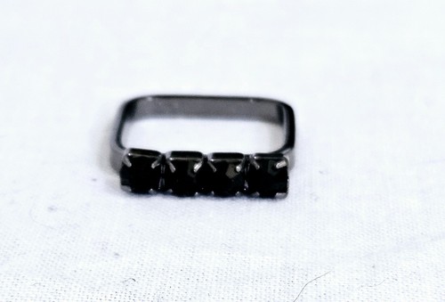 Moderner dunkler silberfarbener Ring mit schwarzen Steinen Größe 7 J5-699