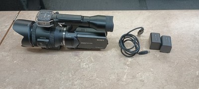 SONY NEX-VG30H w/ E PZ 18-200mm F3.5-6.3 OSS Lens & Batteries