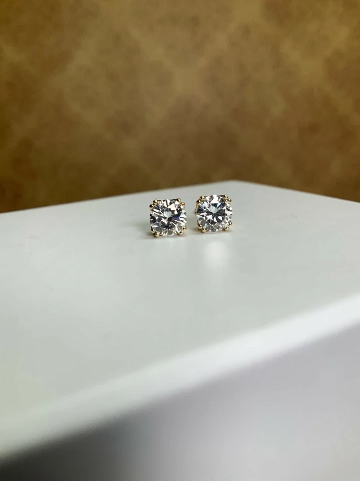 Conjunto redondo de moissanita incolor Charles & Colvard® Forever One em tachas de ouro 14K - Imagem 3 de 4