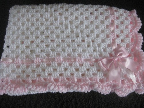 HERMOSA MANTA BEBÉ GANCHILLO A MANO EN BLANCO/ROSA BEBÉ + CINTA ROSA Y LAZO (1)