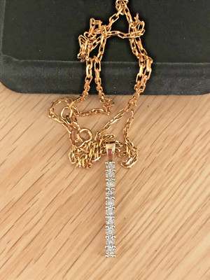 Wunderschöner Anhänger Kette & Box 9 kt Gold & zehn Diamanten im Brillantschliff 0,10 kt Pol