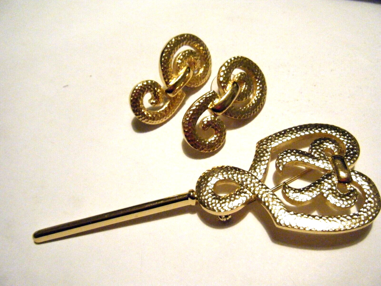 Boucles d'oreilles et épingles à tourbillons texturés rétro vintage années 70 Christian Dior ton or