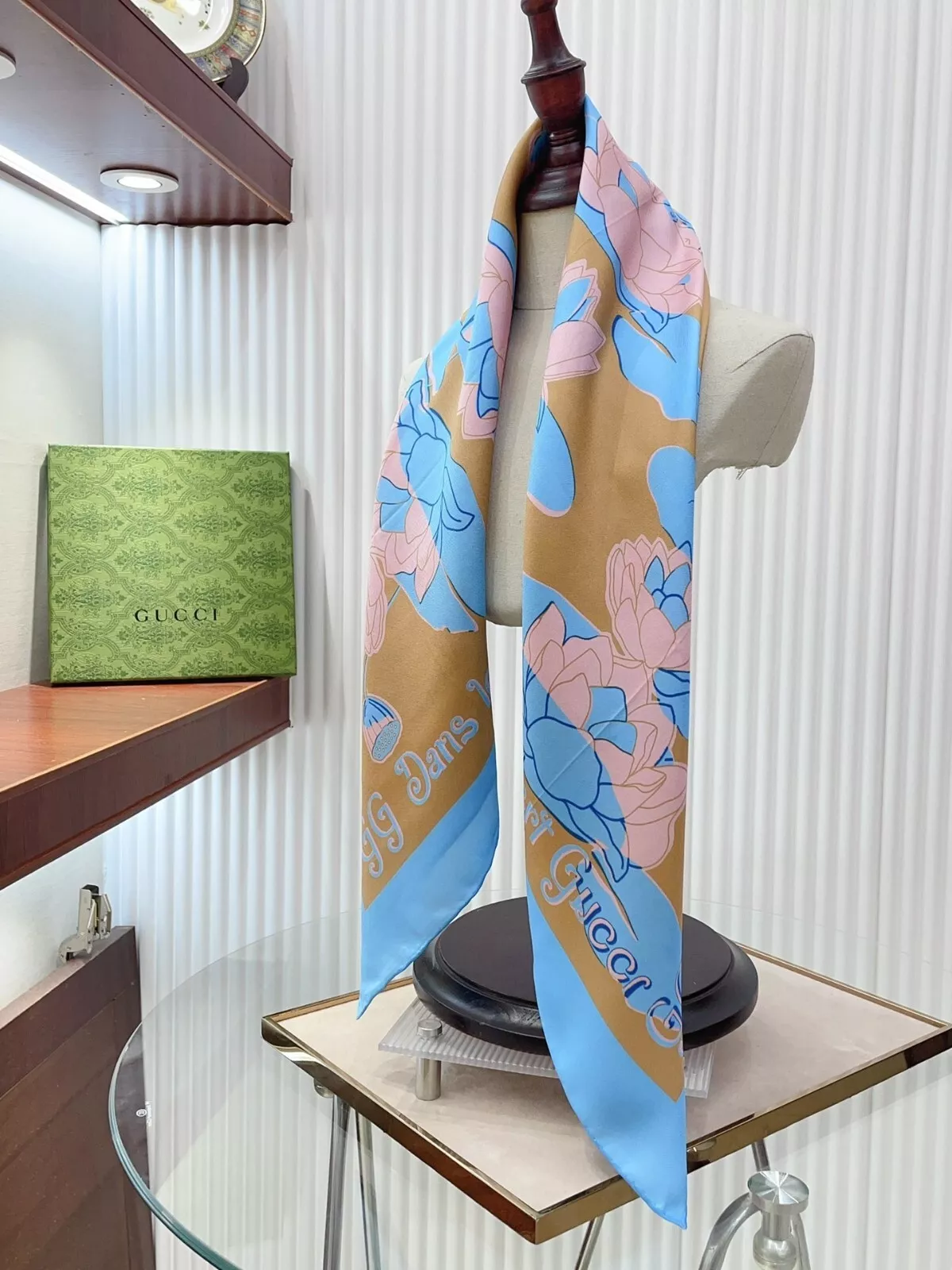 Foulard en soie GUCCI bleu logo lotus 90 90