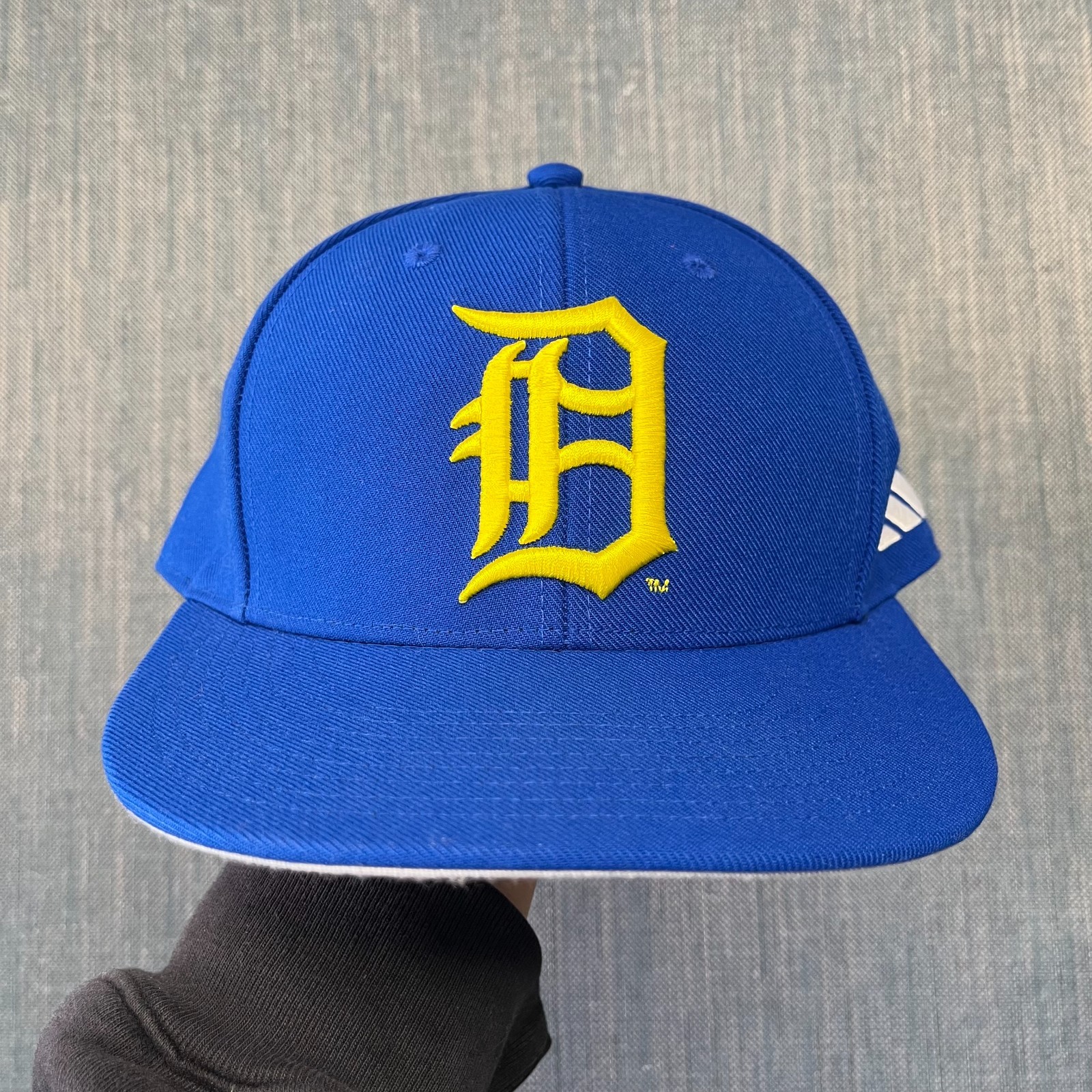 Adidas Delaware Blue Hens Men's Hat Size 6 7/8 Blue NCAA Fan Apparel Fitted