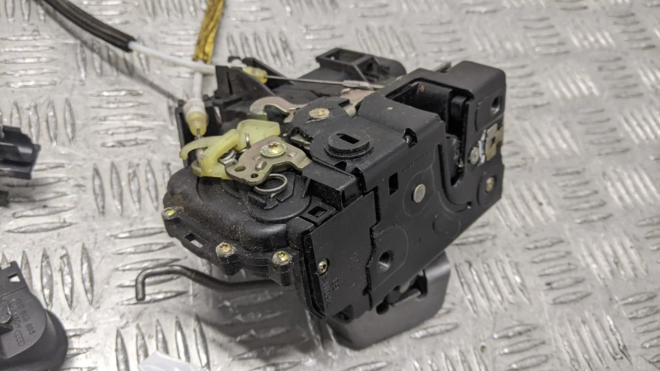 AUDI ALLROAD TDI QUATTRO AU 5 PORTAS ESTADO 2005 TRAVA DE PORTA MECHA (PASSAGEIRO TRASEIRO) - Imagem 3 de 3