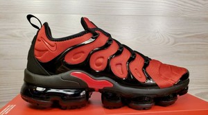 red black vapormax plus